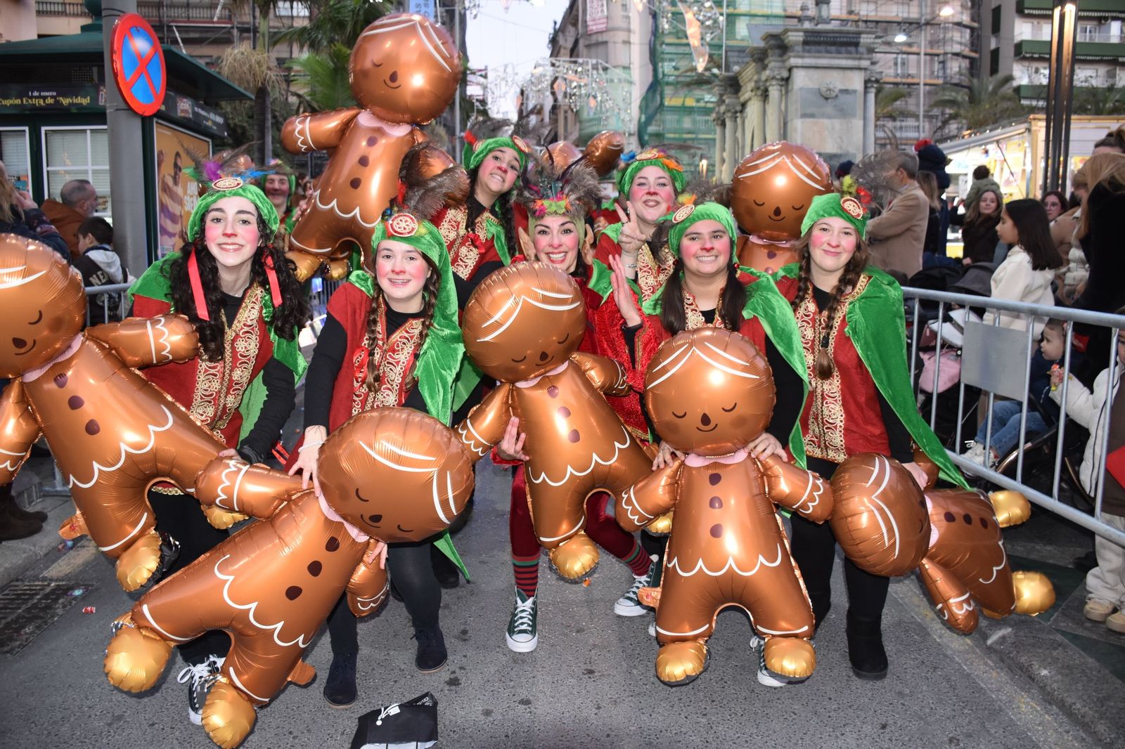 Ilusión y buen ambiente en la cabalgata de Papá Noel en Ceuta