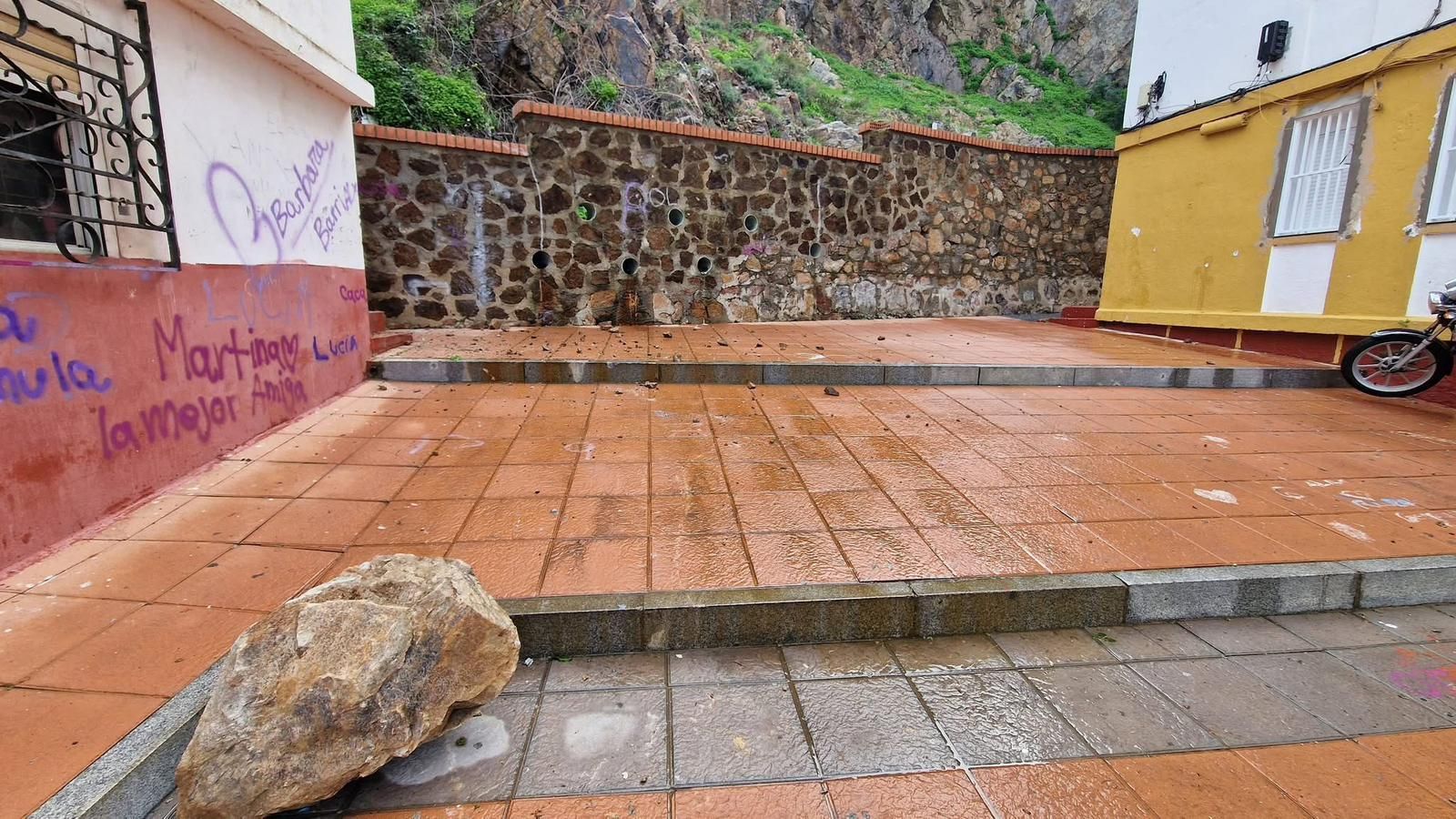 Una roca de más de 200 kilos se desprende en San Amaro y reaviva la denuncia vecinal