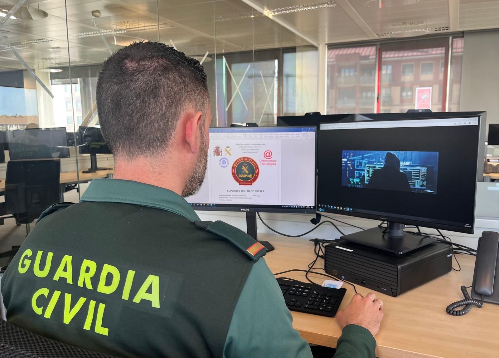 Un agente de la Guardia Civil adscrito a una de las unidades de la Cibercomandancia