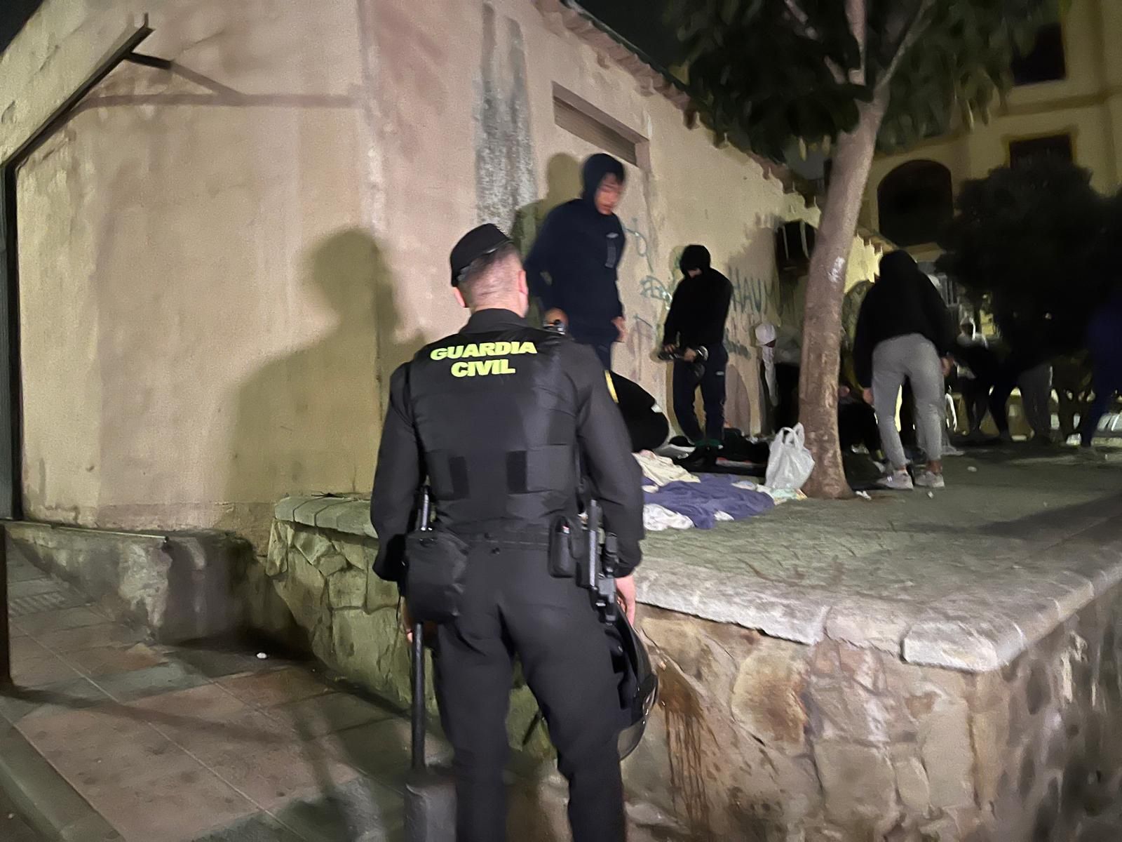 Comienza el traslado de los migrantes de Benítez y el Trampolín al centro temporal del puerto