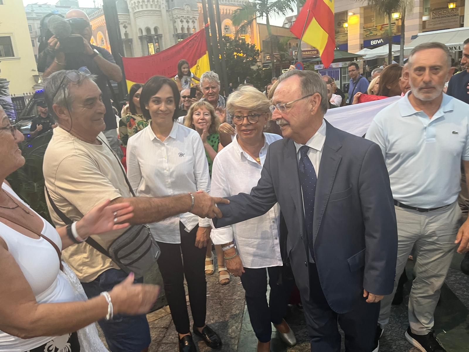 Vivas visita la Plaza de los Reyes, “un ejemplo de civismo de los ceutíes”