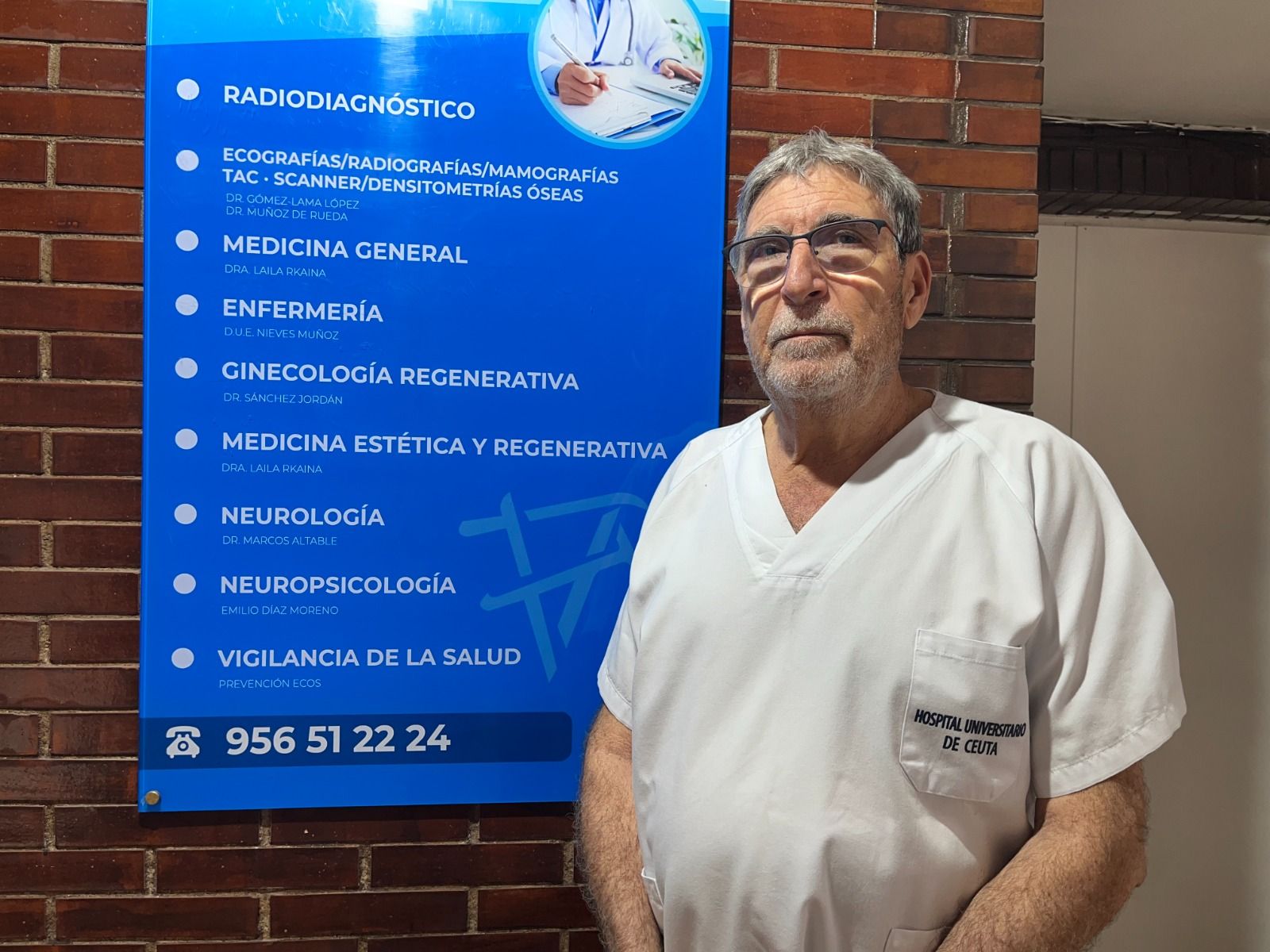 El ginecólogo del HUCE, José María Sánchez Jordán, a las puertas de la clínica privada donde trabaja