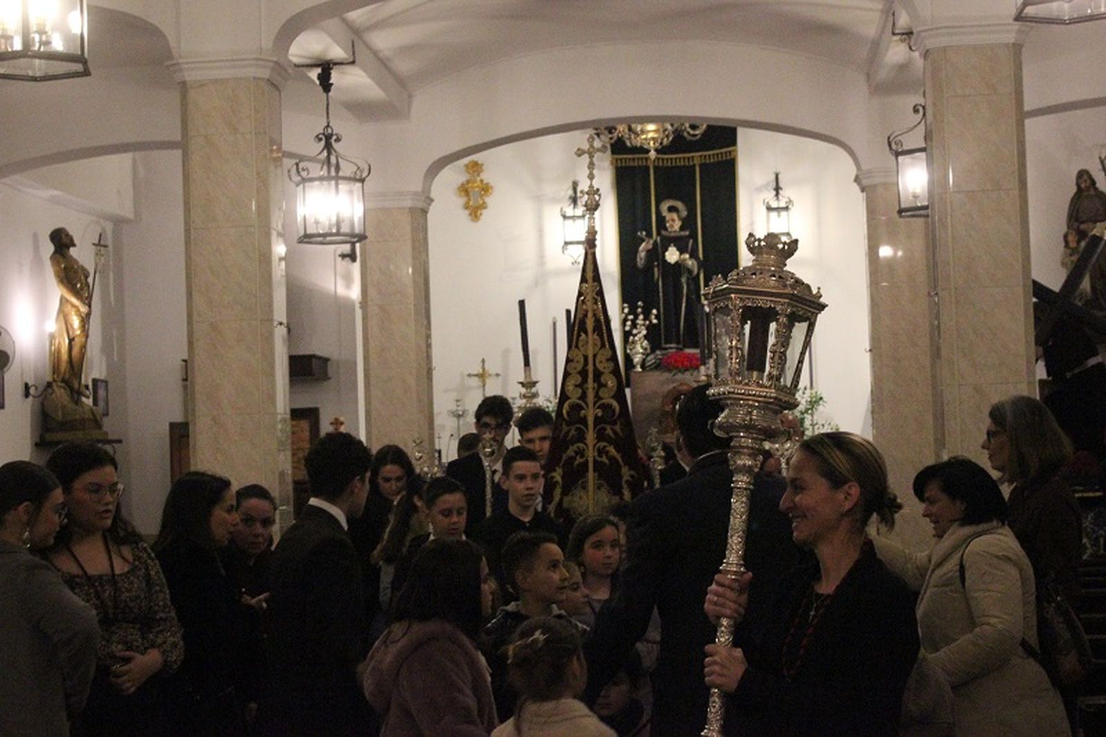 Momentos antes del comienzo del via crucis, dentro de la parroquia. / FOTO E.P.