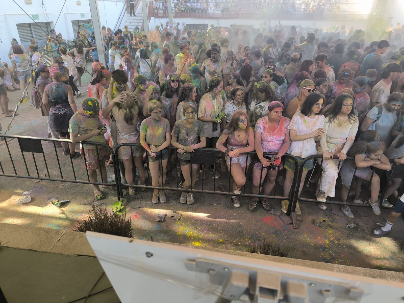El Holi vuelve a teñir Ceuta de color por la solidaridad y el amor