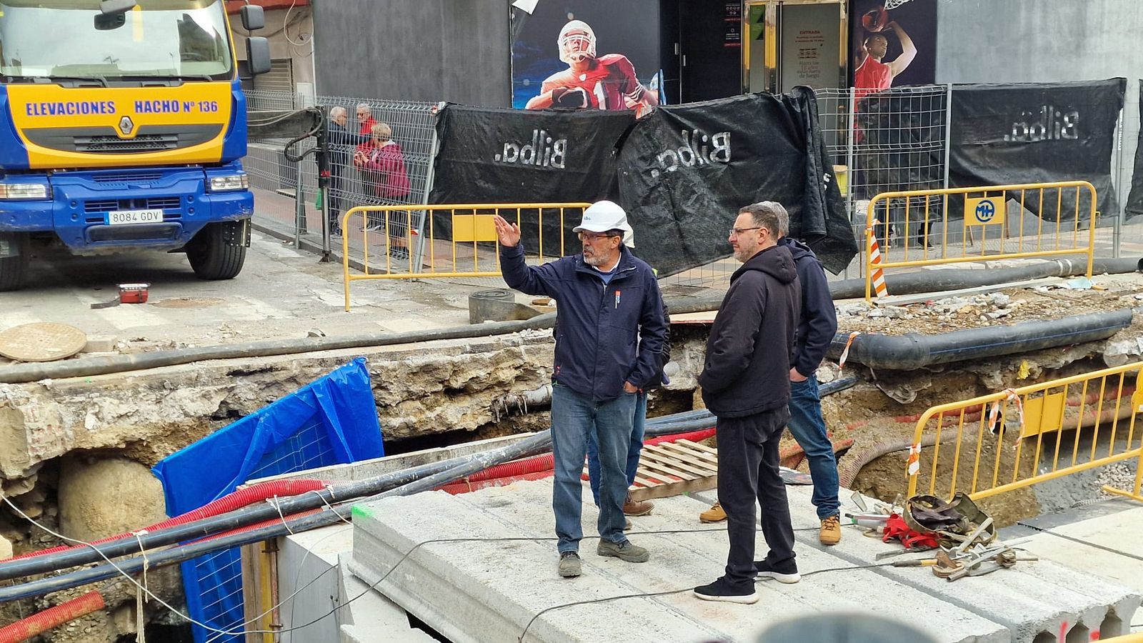 La dirección de obra sobre la galería subterránea observando la evolución de los trabajos este miércoles