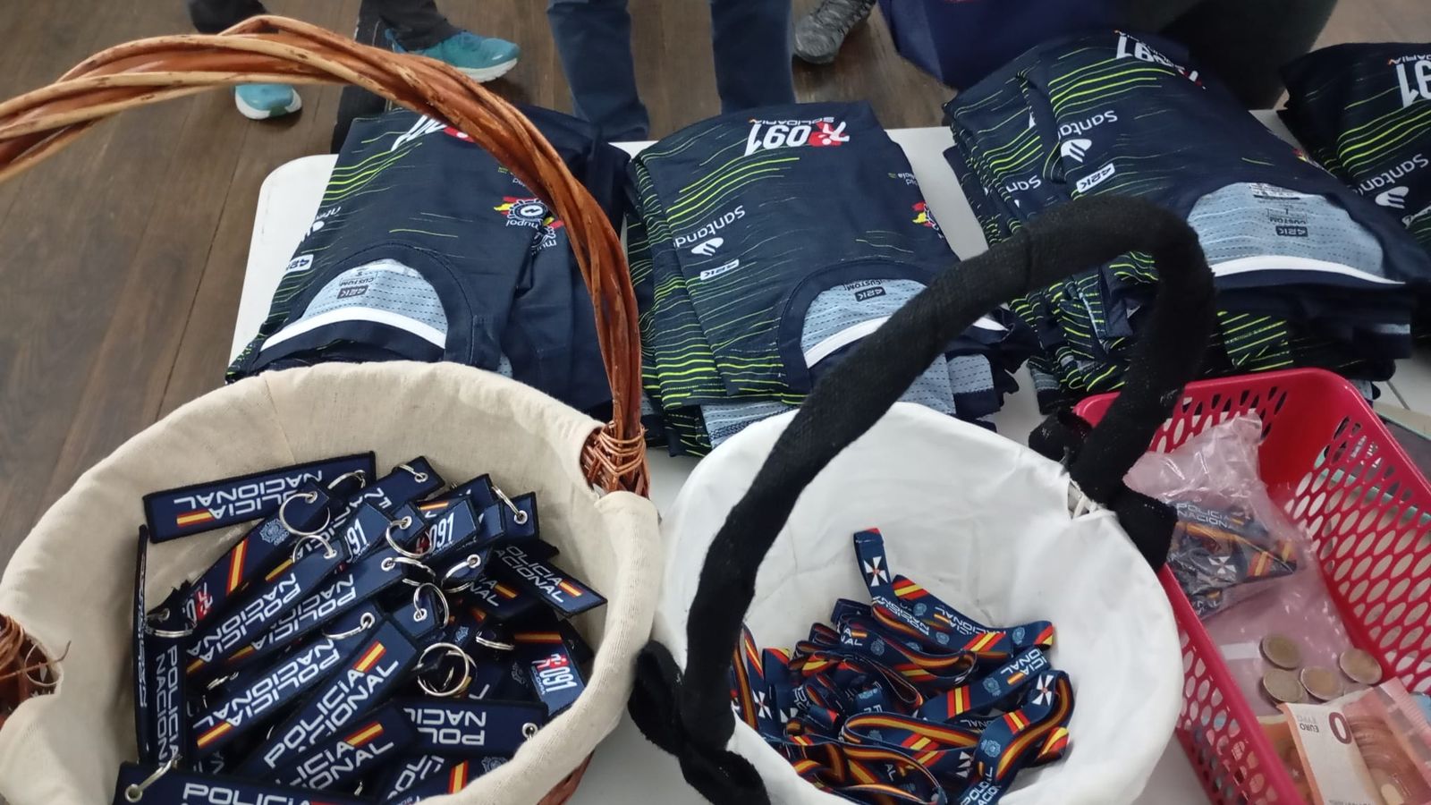 Parte del merchandising, junto a algunas equipaciones