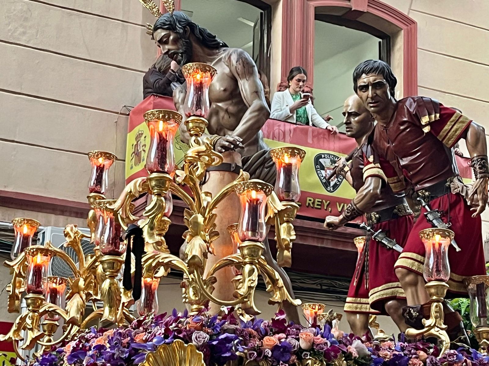 Cuarenta y cinco hombres bajo las trabajaderas y uno "ayudando desde el cielo"