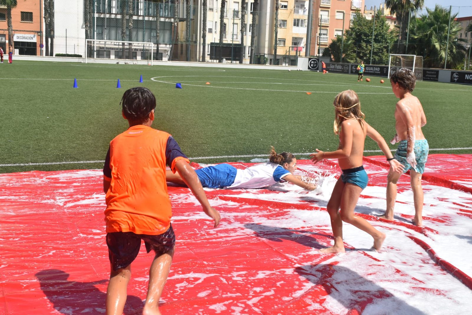 Fiesta de deporte, espuma y convivencia en el Campus de Verano ‘Emilio Cózar’