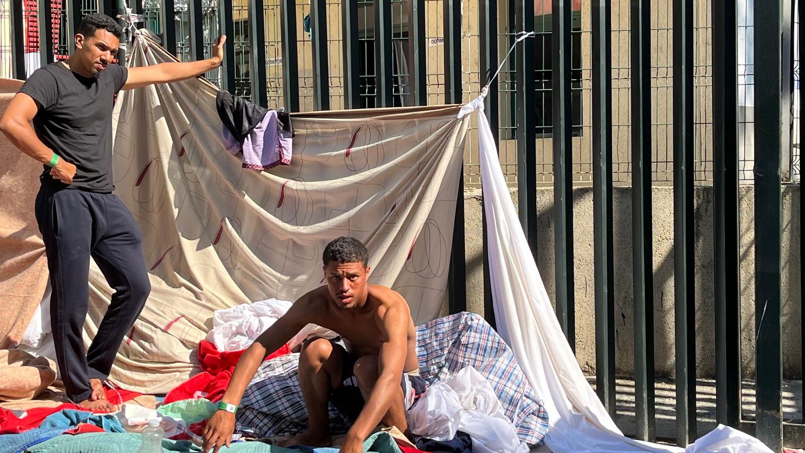 Más de 200 migrantes, la mayoría marroquíes, a las puertas del CETI de Ceuta