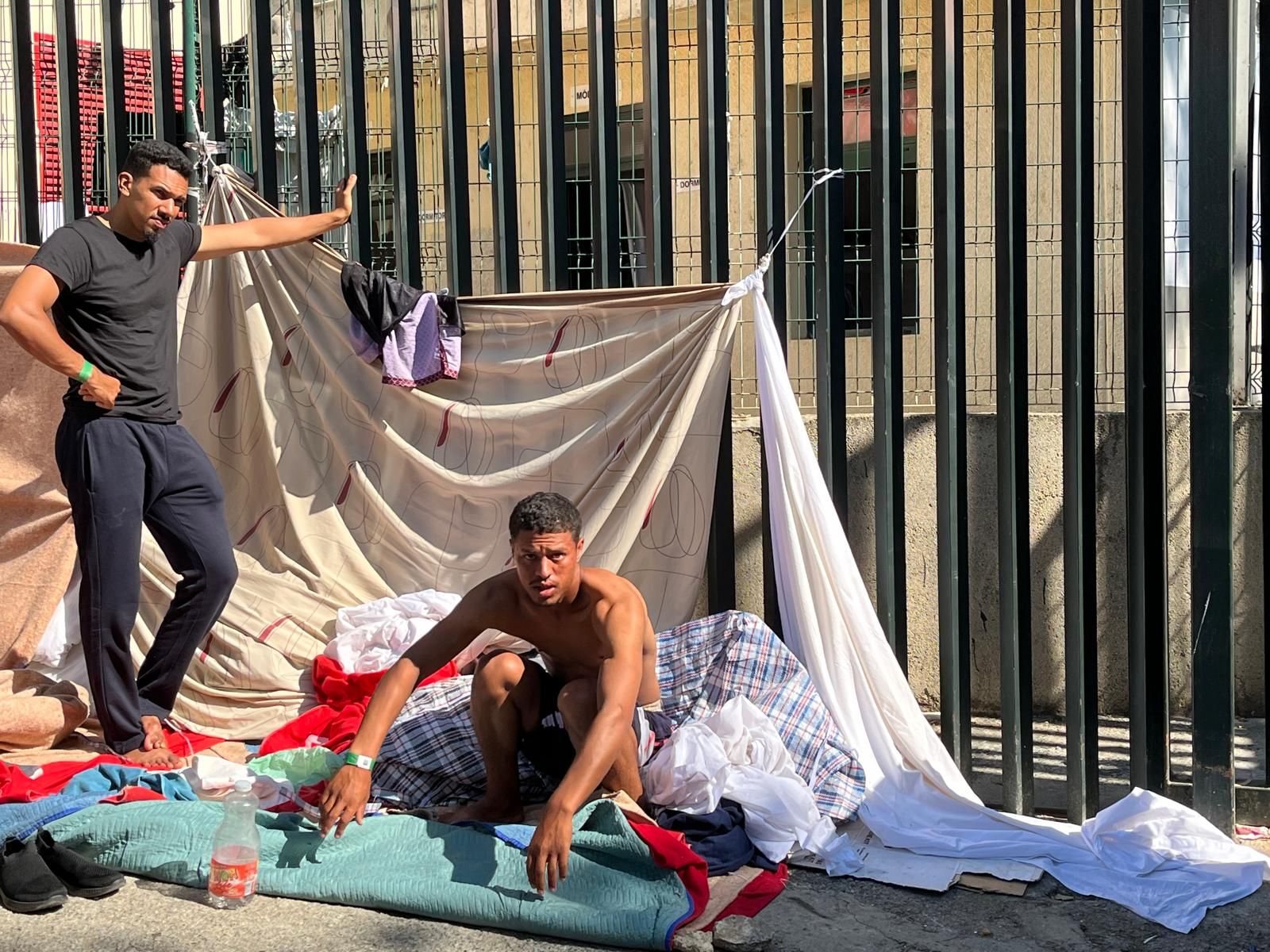 Inmigrantes acampados a las puertas del CETI
