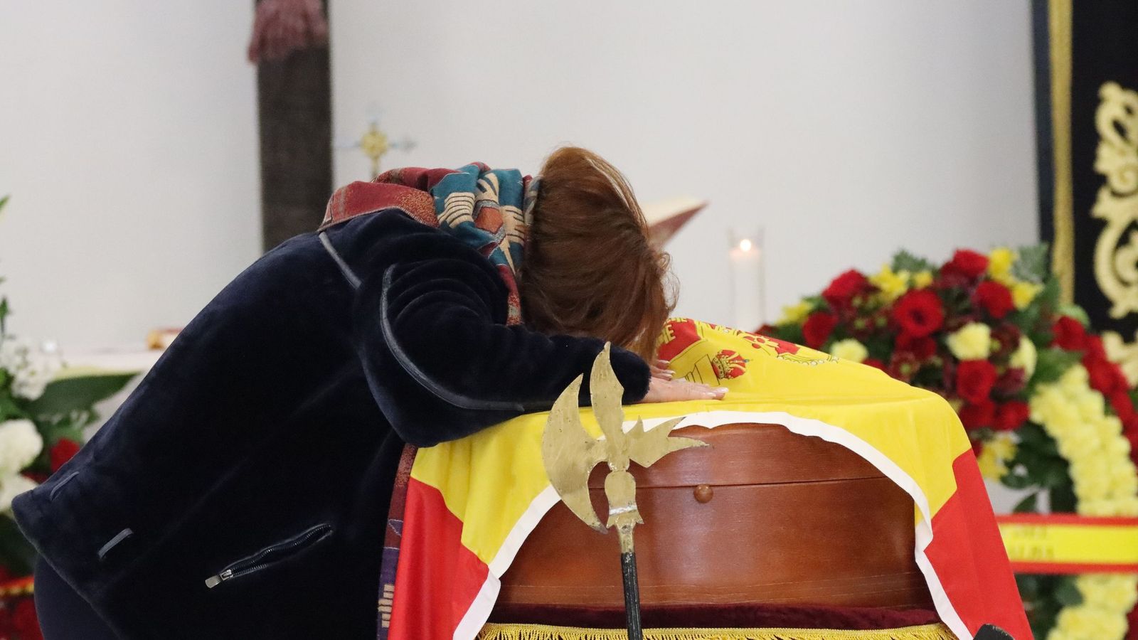 Al finalizar la misa, la madre del capitán se levantó, se acercó al féretro y lo abrazó