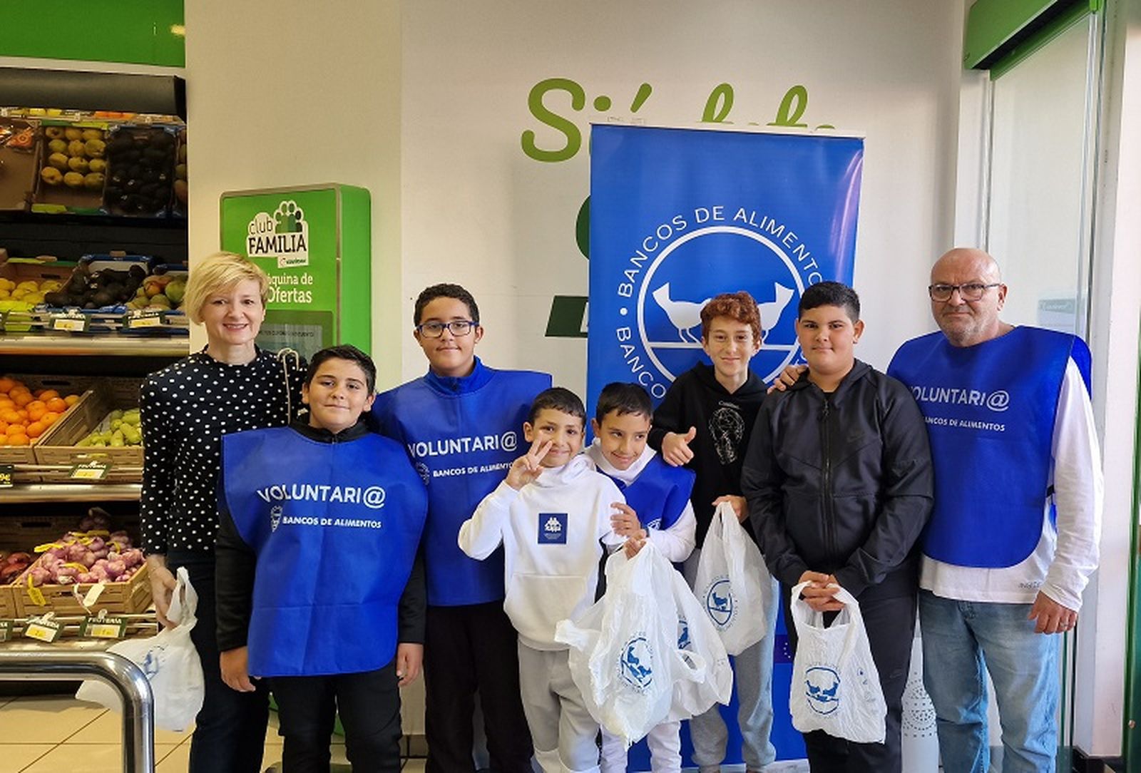 Niños pertenecientes al CEIP Vicente Alexiandre’ participaban de la gran recogida. / FOTO CAW / EL PUEBLO