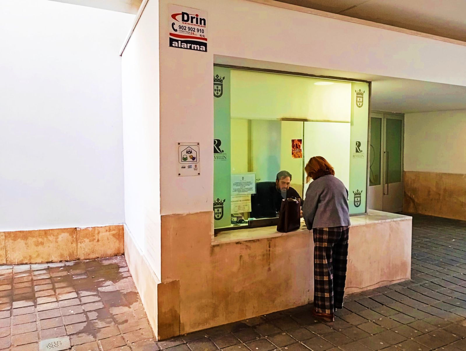 Una mujer retira entradas en la taquilla del Auditorio