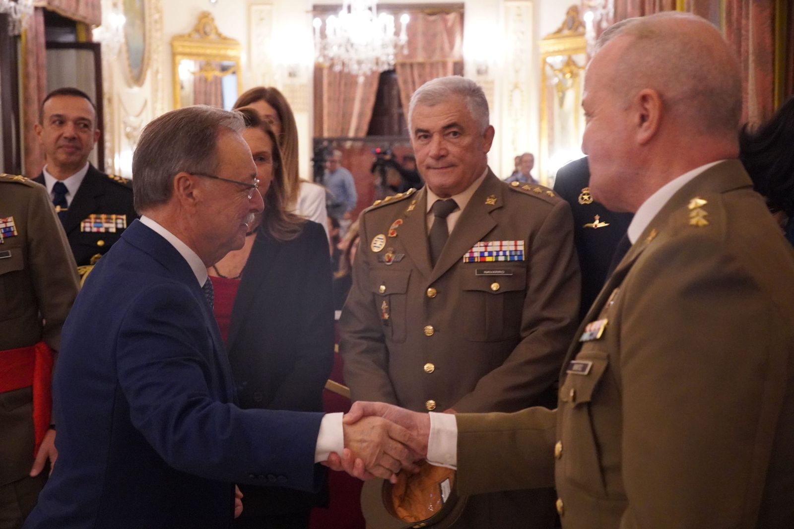 Así ha sido la imposición de la Medalla de Plata de la Ciudad a Caballería