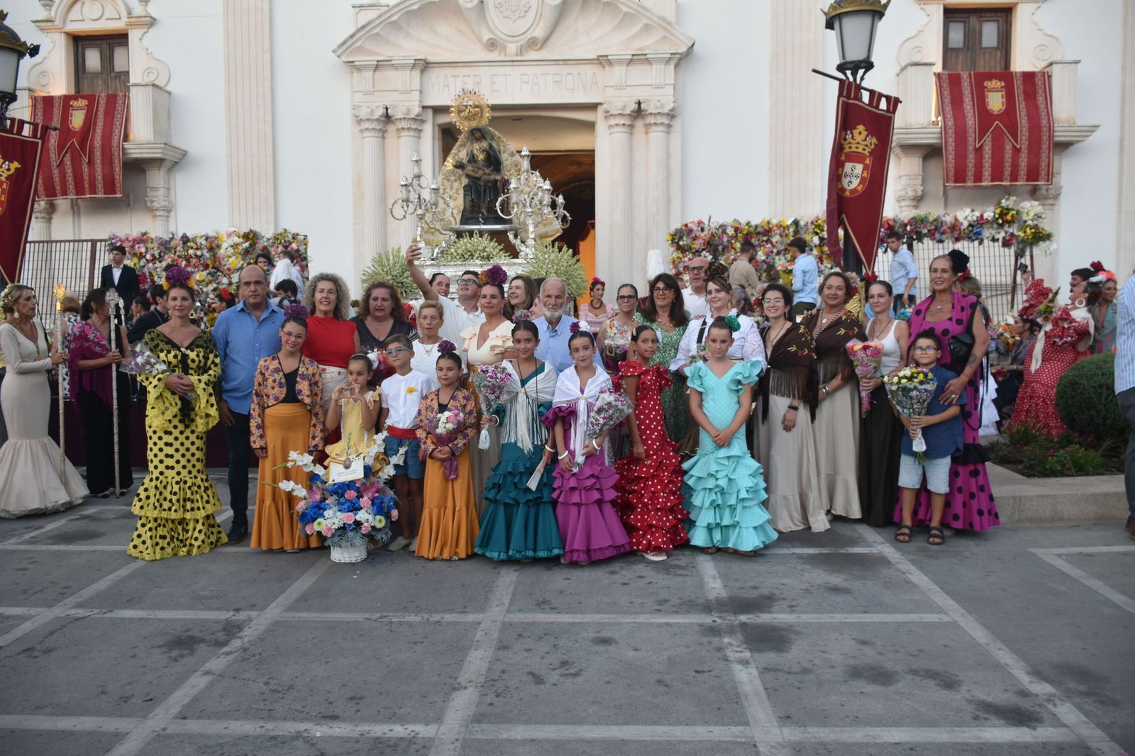 Los ceutíes vuelven a encontrarse con su Madre entre flores, esperanza y lágrimas contenidas