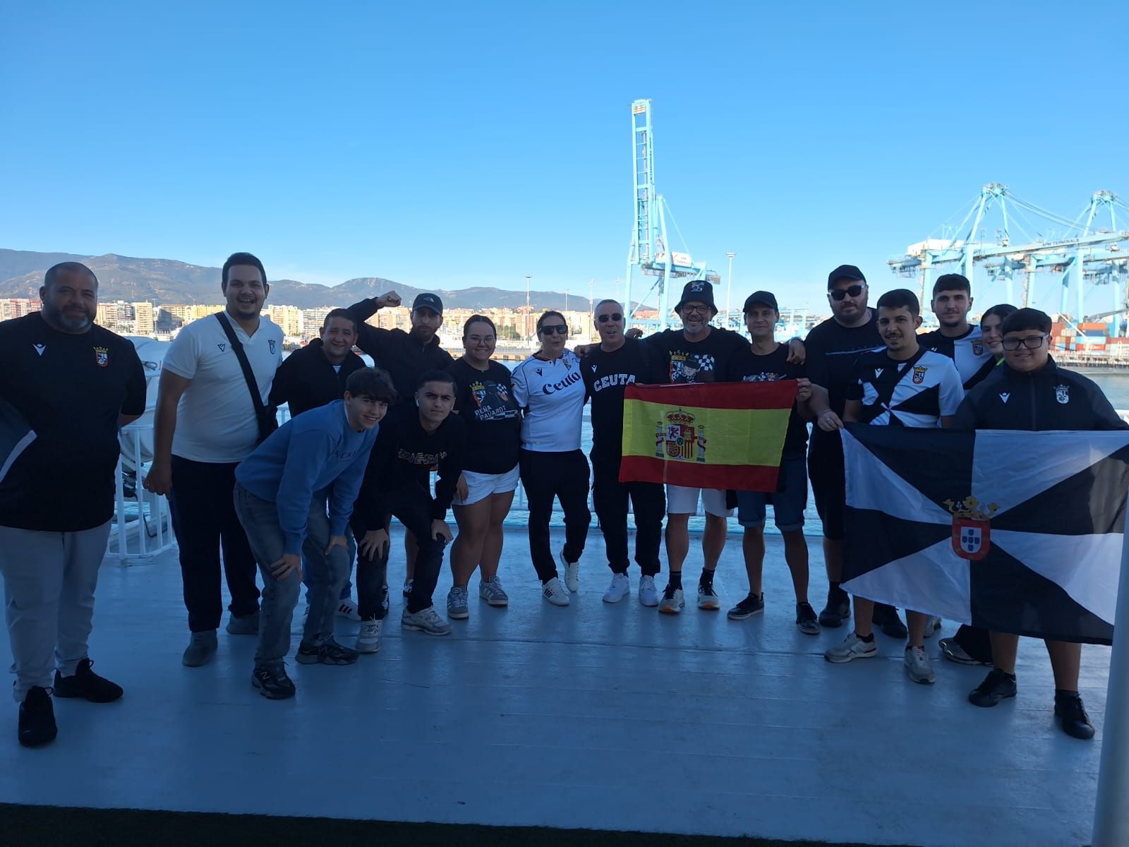 Aficionados ceutíes apoyando al Ceuta