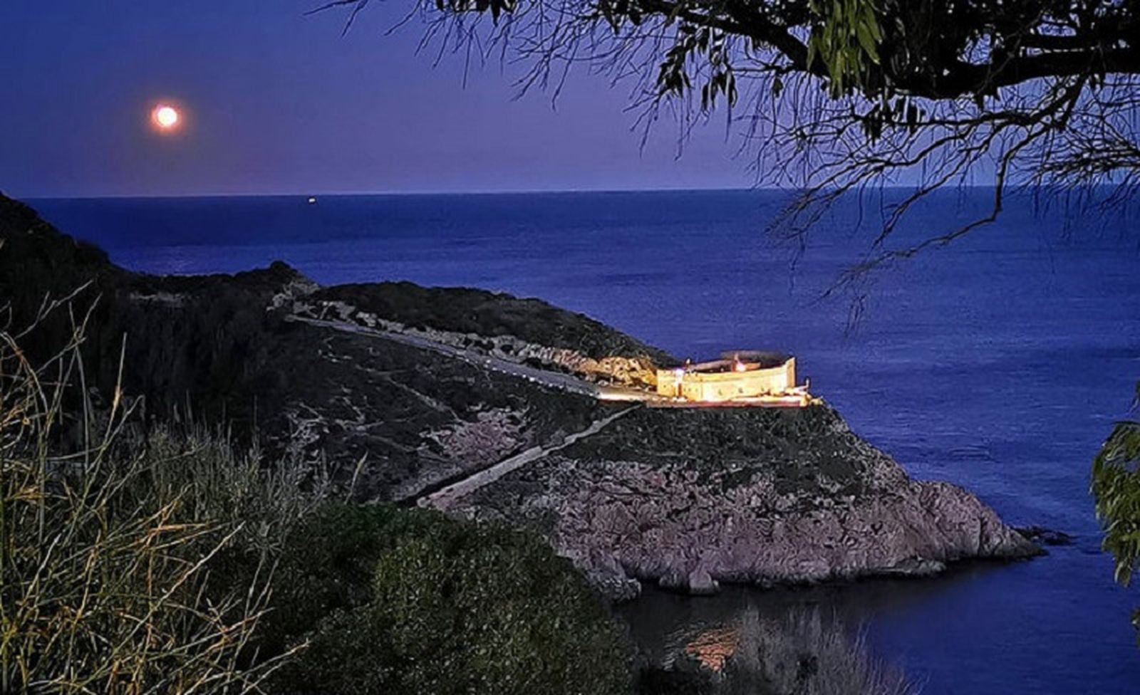 Museo del Desnarigado encendido en una noche de visitas nocturnas. / FOTO EL PUEBLO
