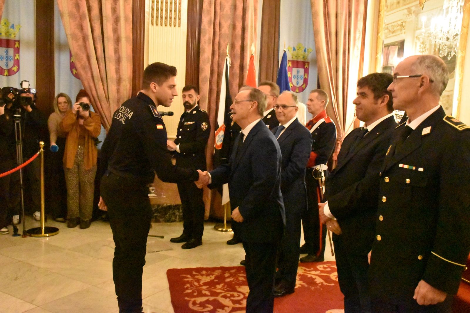 La toma de posesión de los 15 nuevos policías locales, en imágenes