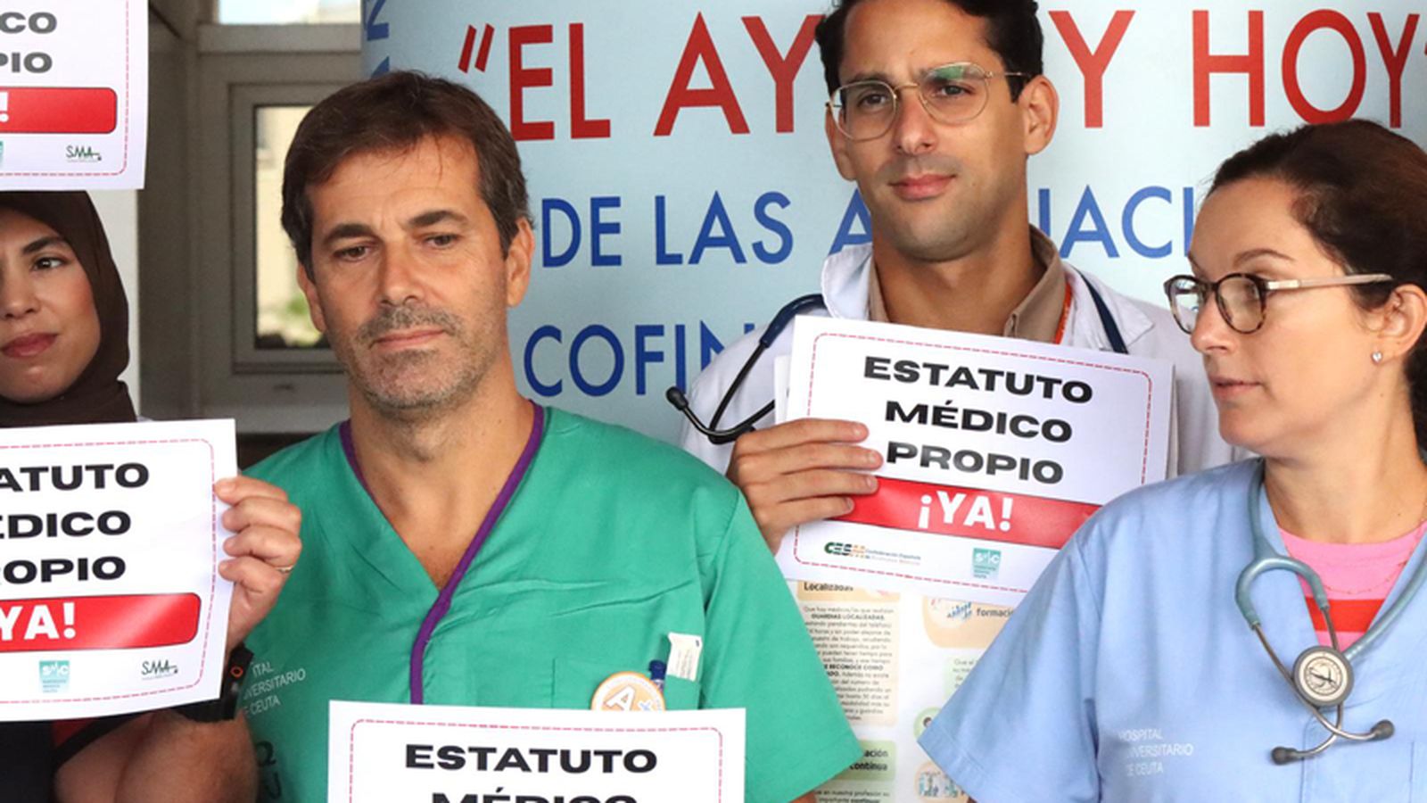 Concentración de médicos a las puertas del hospital de Ceuta para exigir un estatuto propio