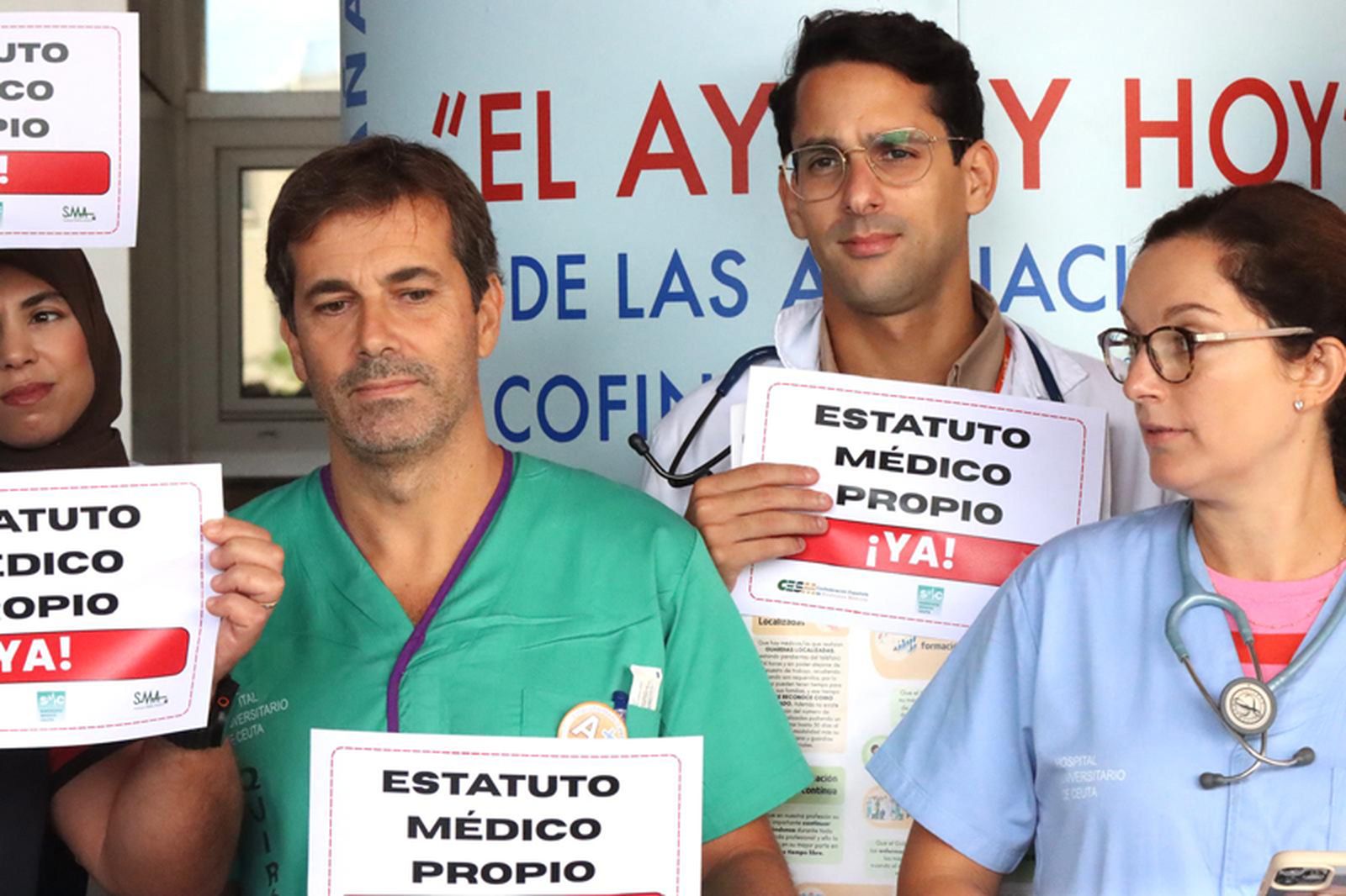 Varios profesionales durante la concentración de médicos de este viernes a las puertas del hospital de Ceuta para exigir un estatuto propio