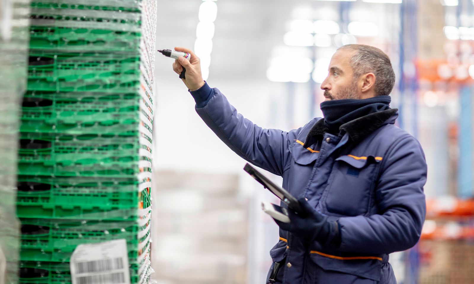 Un trabajador en la logística de Mercadona en Guadix (Almería)