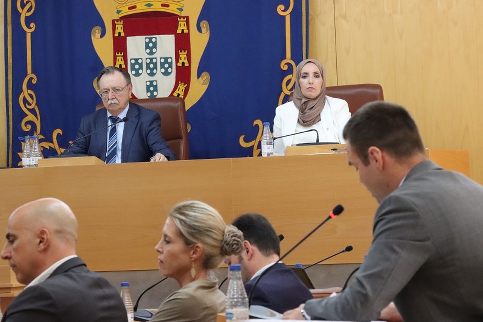 Vivas y Hamed observan a Verdejo durante una de sus intervenciones en el pleno del pasado martes. / FOTO REDUAN