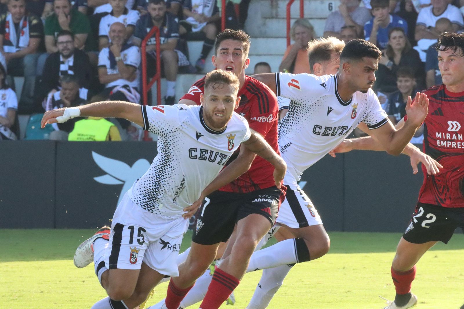 El Ceuta pone la directa ante el Mirandés: resumen en fotos