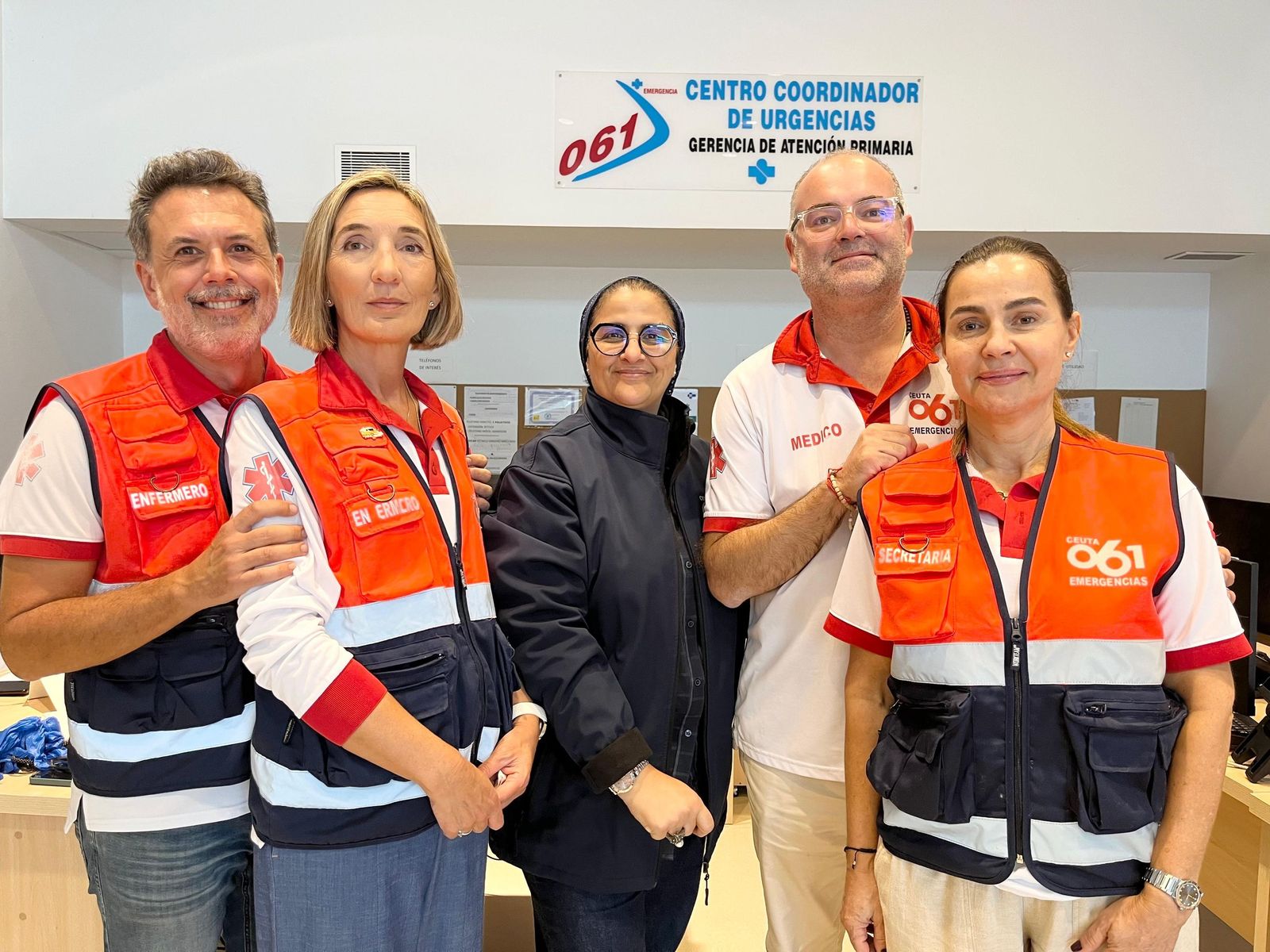 Dos enfermeros, una teleoperadora, un médico y una administrativa del 061 de Ceuta posan en el Centro Coordinador de Urgencias