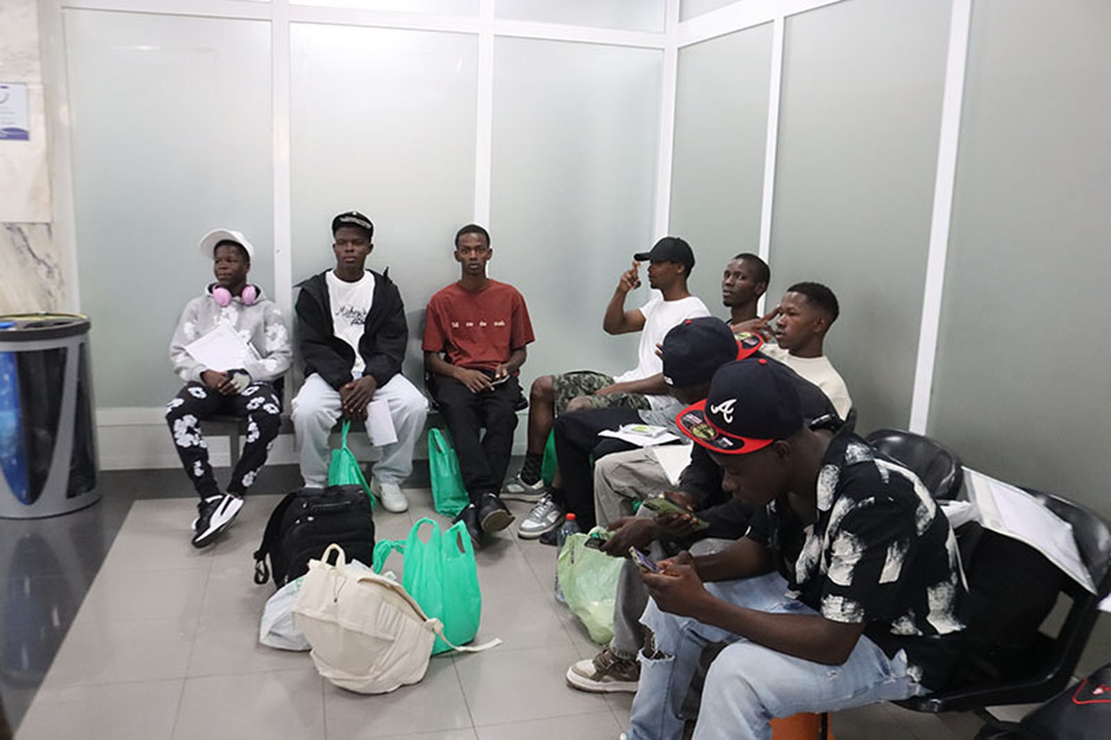 Migrantes aguardan el pasado jueves en la Estación Marítima a embarcar destino a Algeciras/FOTO REDUAN