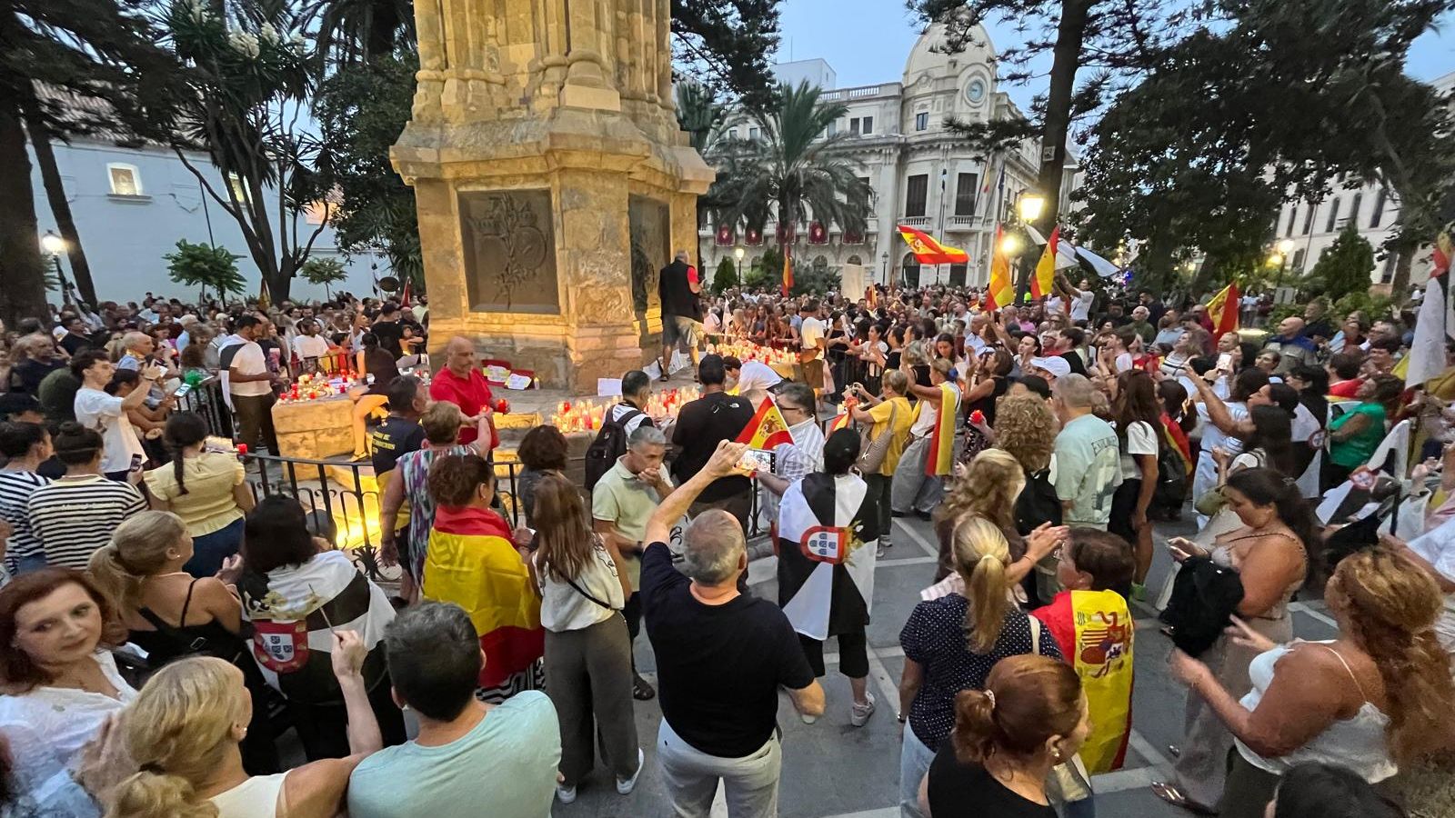 La plaza de África se llena de velas y mensajes de apoyo para Ceuta