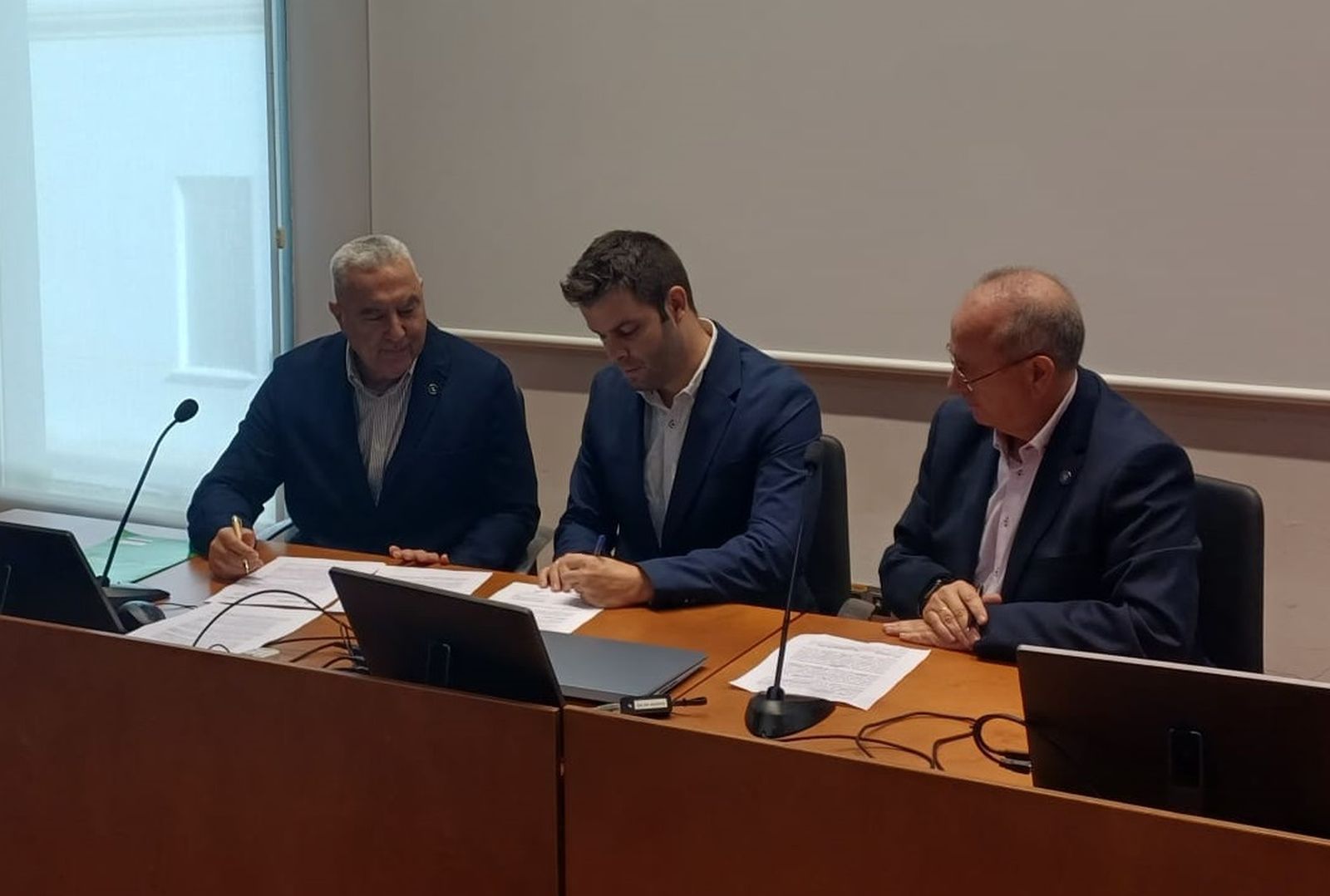 El presidente de la AECC junto a los decandos de las facultades de Salud y de Educación