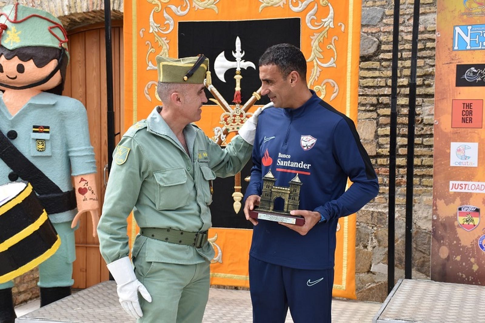 El ganador de los 20 kilómetros, Billy, sosteniendo su premio. / FOTO NICOL'S