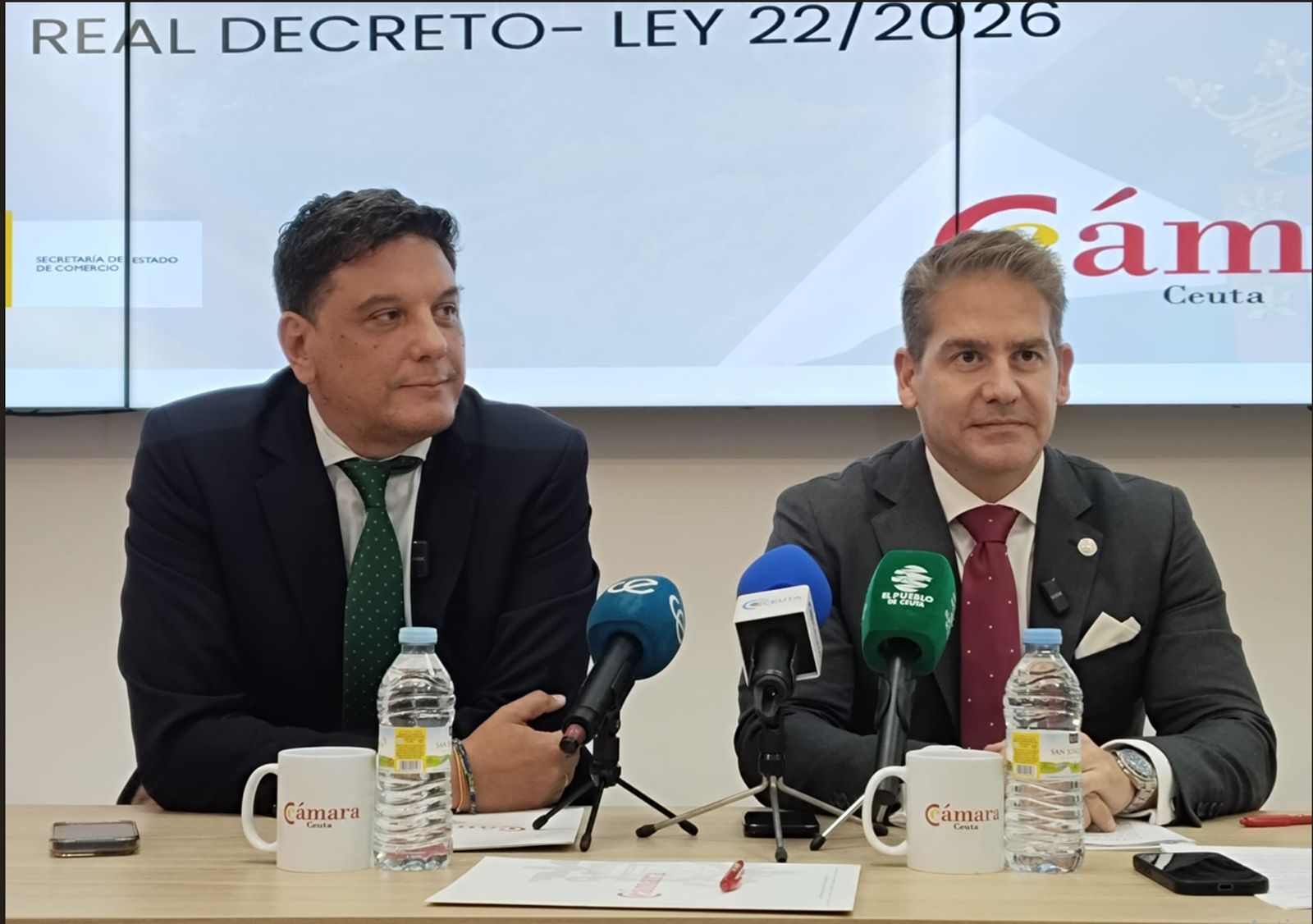 El seretario general y el presidente de la Cámara, Joaquín Mollinedo y Karim Bulaix, explican en rueda de prensa el contenido del convenio