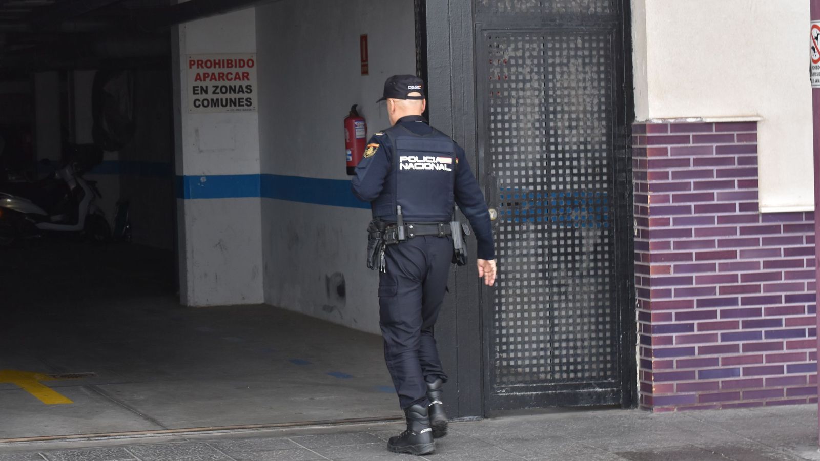 Un agente entrando en el garaje del edificio Baeza.