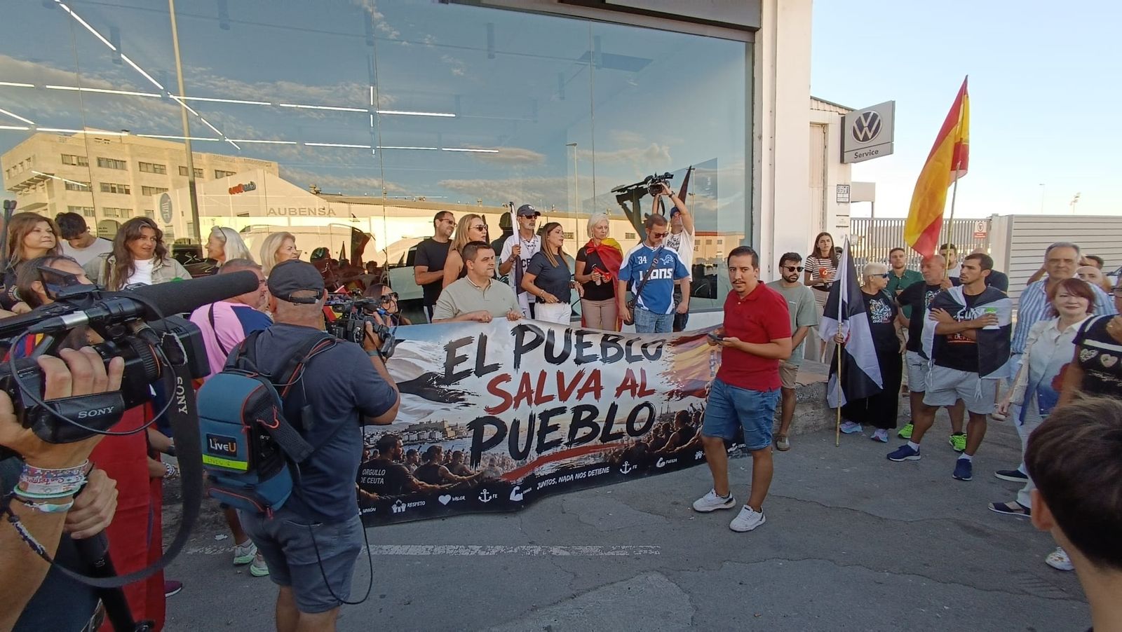 Los trabajadores del Puerto de Ceuta muestran su rechazo al asentamiento migrante