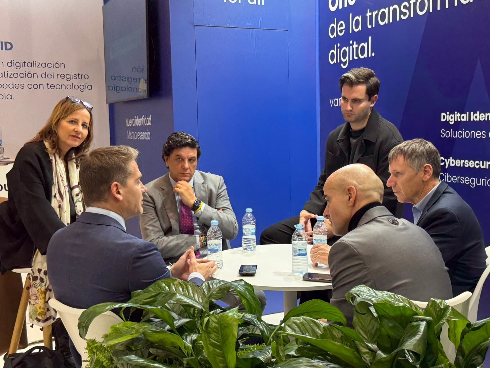 Una de las reuniones mantenidas ayer por responsables de la Cámara de Comercio en FITUR