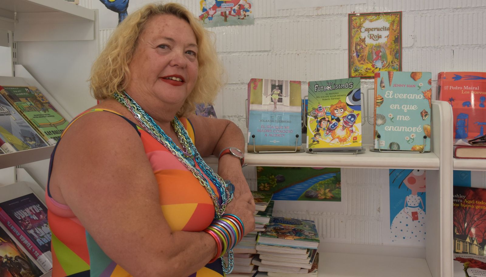 La coordinadora de la Biblioteca Pública del Morro y su club de lectura, Yolanda Carbonell, posa con ejemplares las tres recomendaciones literarias de la semana