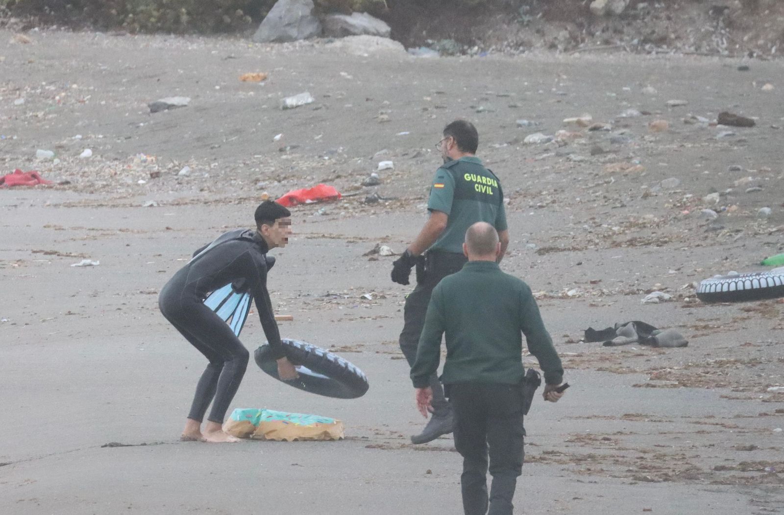Un joven, aparentemente menor, entrando en Ceuta a nado este domingo 12 de octubre
