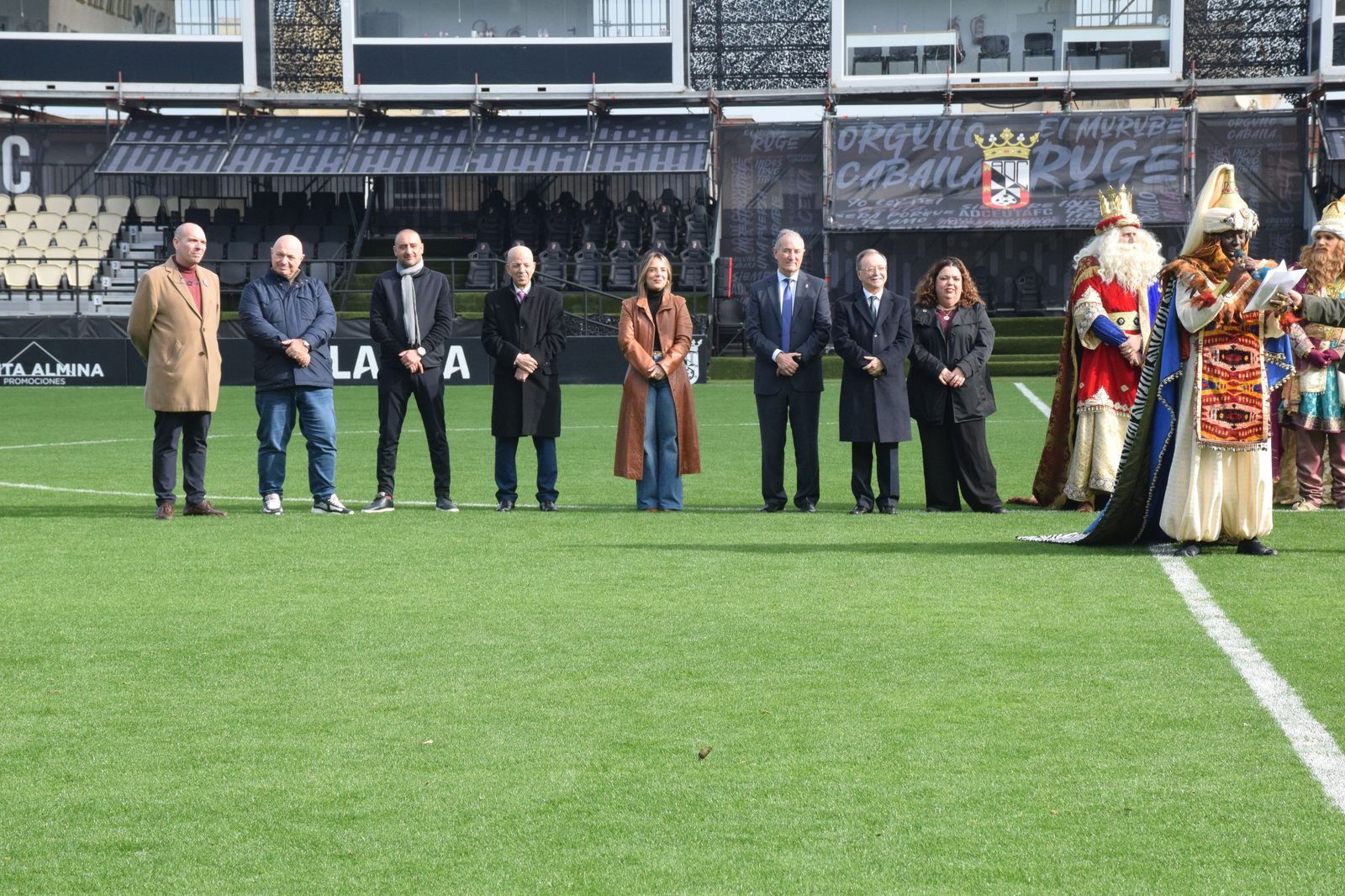 Los Reyes Magos aterrizan en el Alfonso Murube horas antes de la cabalgata