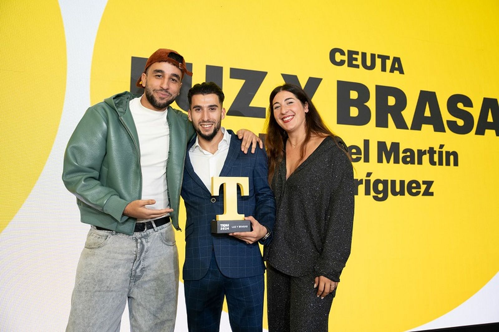 El chef ceutí Manuel Martín posa con su galardón. / FOTO CEDIDA