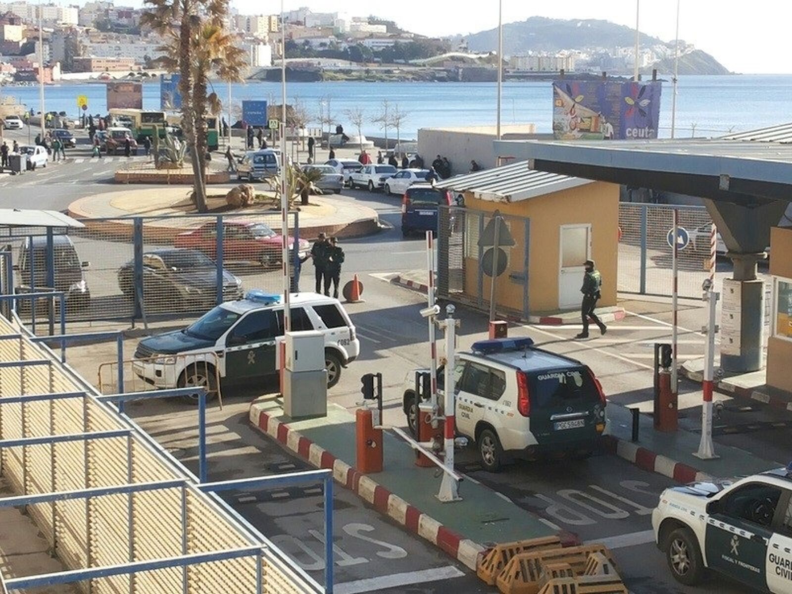 Coches de la Guardia Civil en la frontera. / FOTO REDUAN