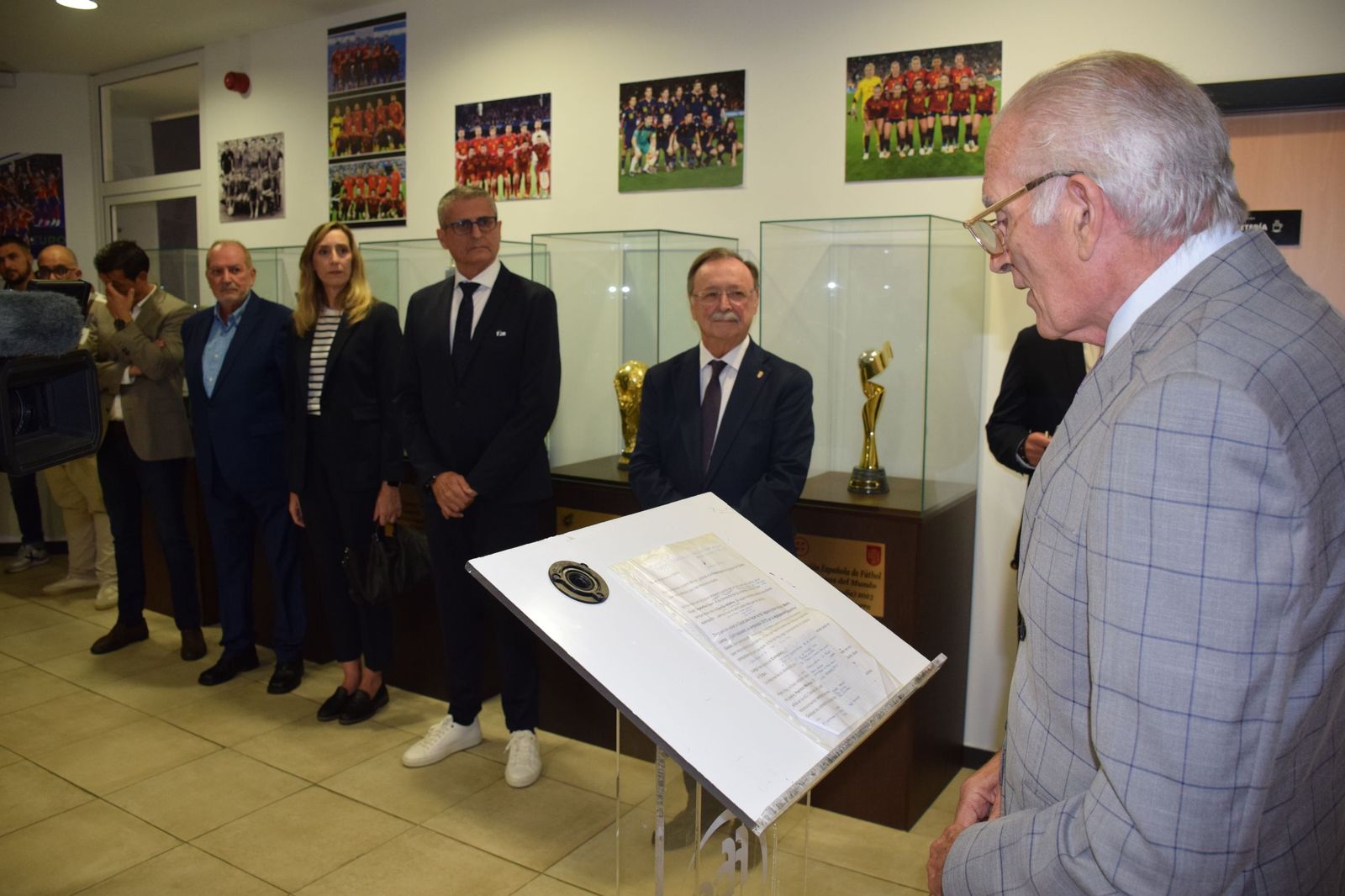 Pedro Moreno ya tiene su placa en la Real Federación de Fútbol de Ceuta