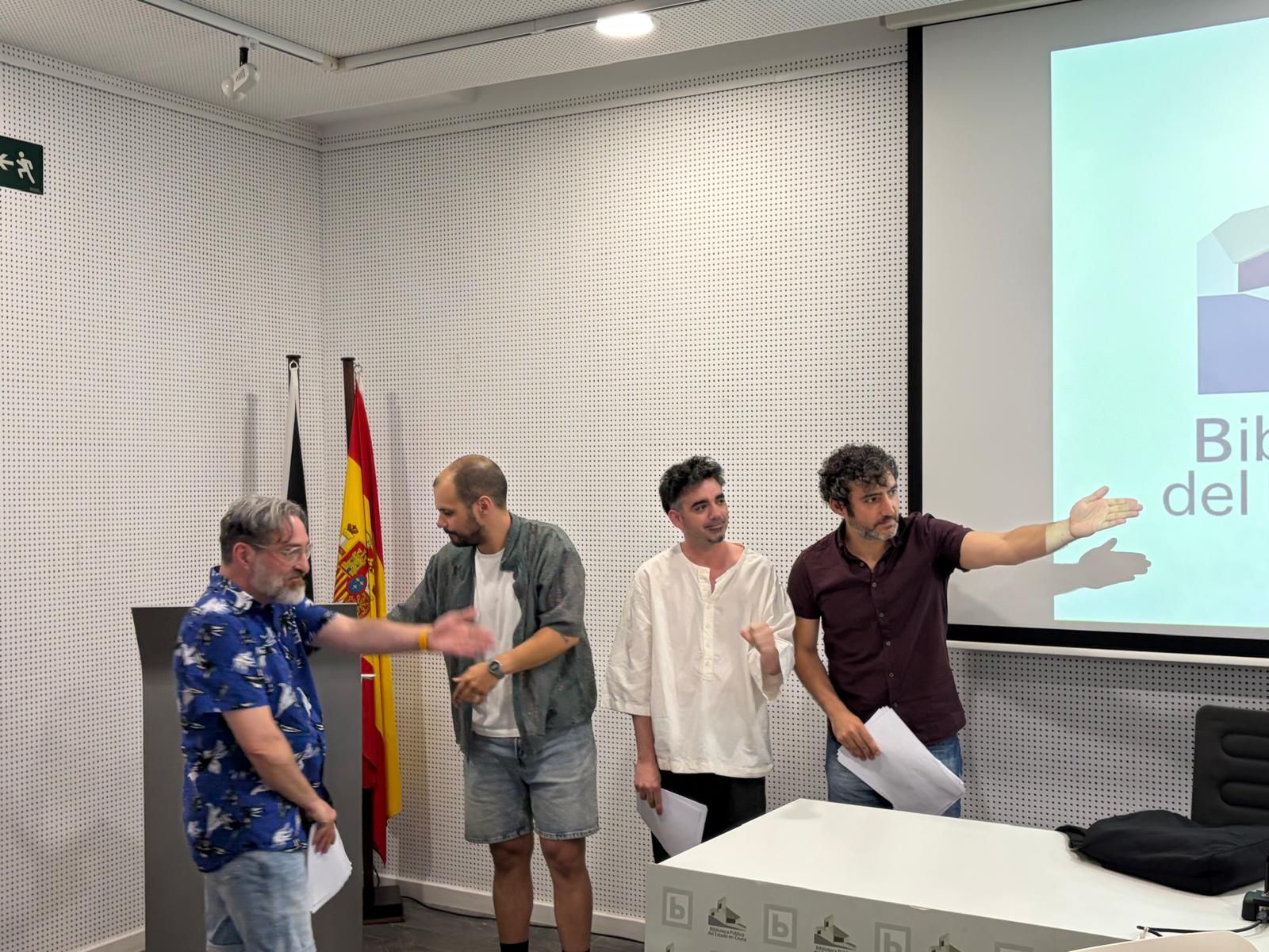 Niños y mayores aprenden y disfrutan de la penúltima jornada de Feria del Libro