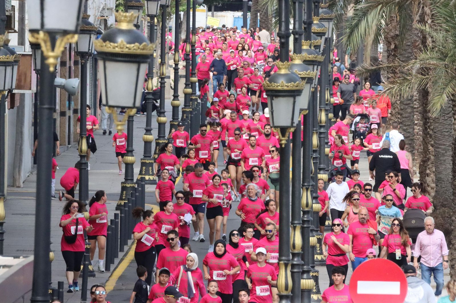 Ceuta se viste de rosa para abrazarse a la vida