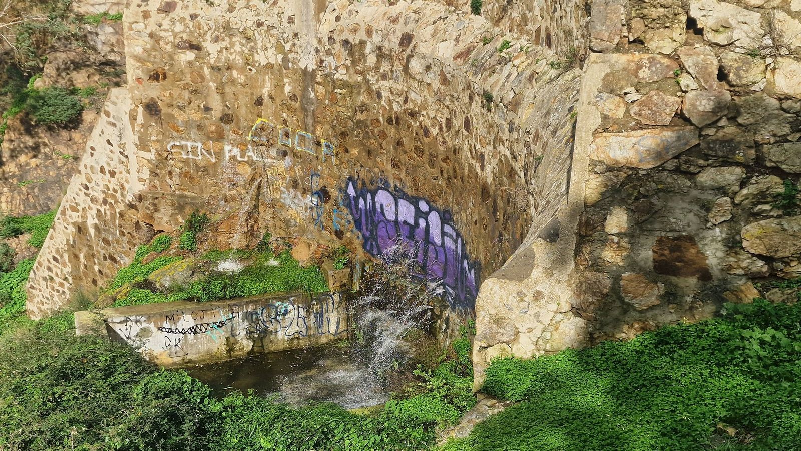 Vecinos de San Amaro alertan del riesgo del monte de las Balsas tras las lluvias y temen una tragedia