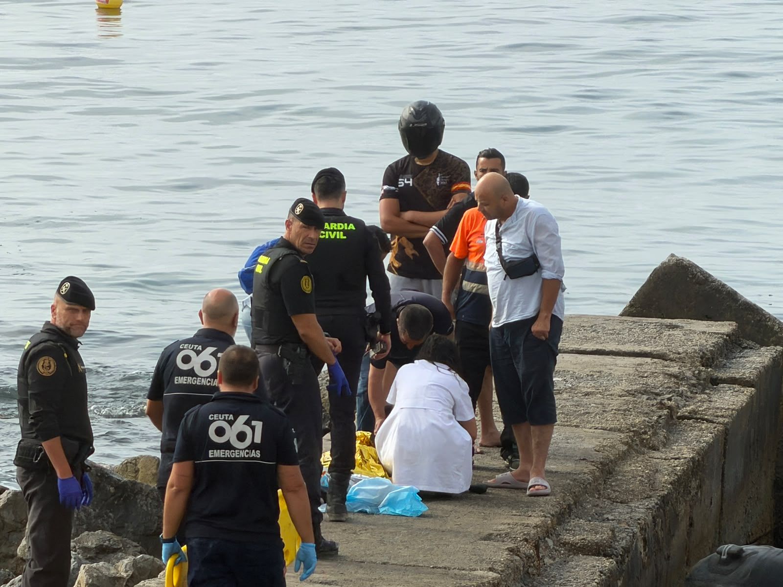 Servicios de emergencias y Guardia Civil atienden a una persona con hipotermia este jueves en la costa ceutí