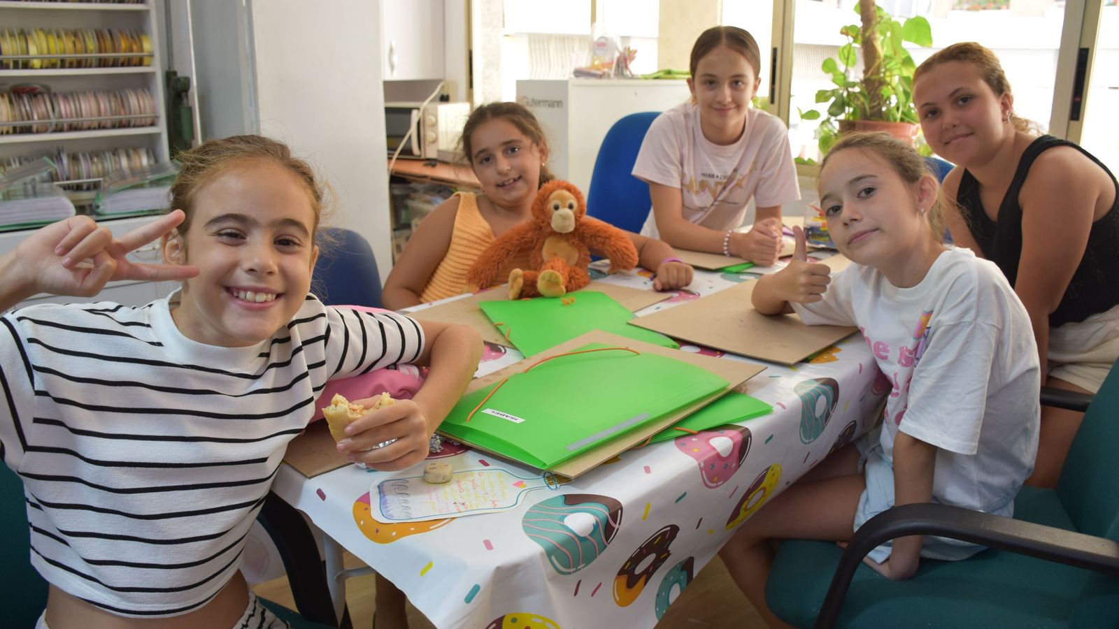 Taller sobre primates organizado por la bichóloga de Ceuta en el campamento de verano de ADEN