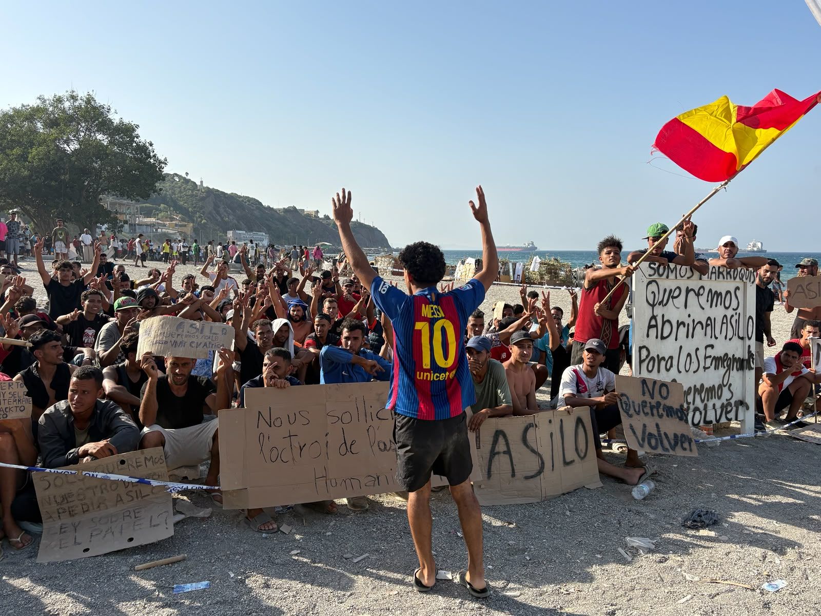 Migrantes concentrados en la playa del Trampolín para pedir asilo, en huelga de hambre