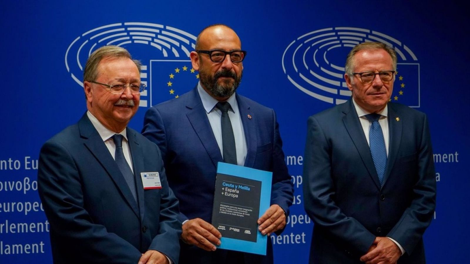 Juan Vivas, Jordi Cañas y Eduardo de Castro antes de la rueda de prensa para presentar el informe `Ceuta y Melilla. Más España, Más Europa´ en el Parlamento Europeo. / FOTO CEDIDA