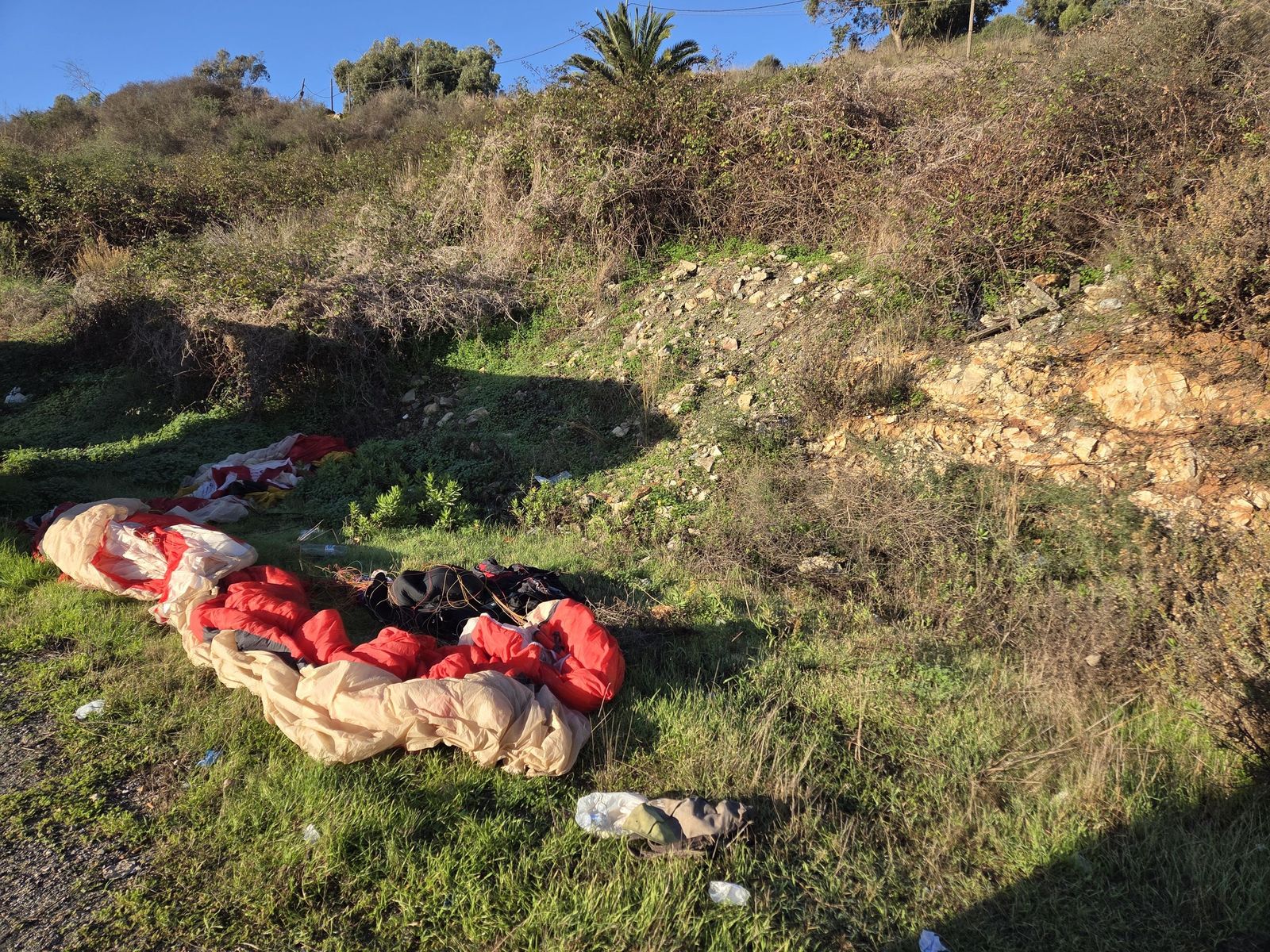 Varios parapentes usados por migrantes para entrar en Ceuta.